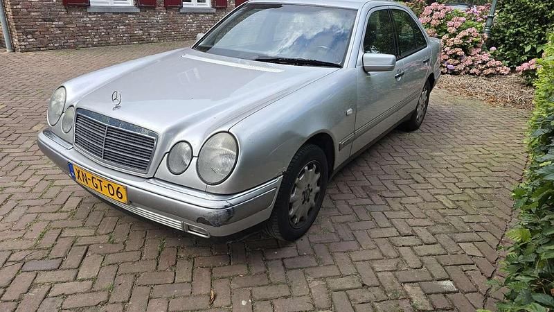 Zilver Gebruikt 1999 Mercedes E240 Avantgarde Sedan | € 4.000 - Afbeelding 1/3