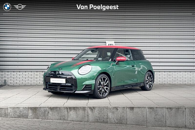 British racing green Gebruikt 2024 Mini Cooper Hatchback | € 32.900 - Afbeelding 1/4