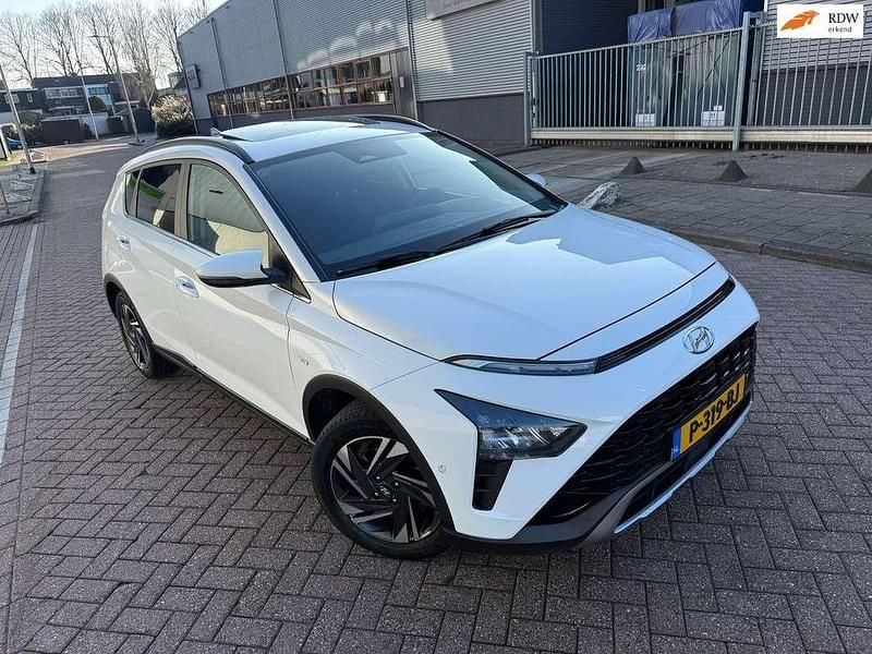 Wit (metallic) Occasion 2022 Hyundai Bayon Premium SUV | € 17.750 (Goede deal) - Afbeelding 1/4
