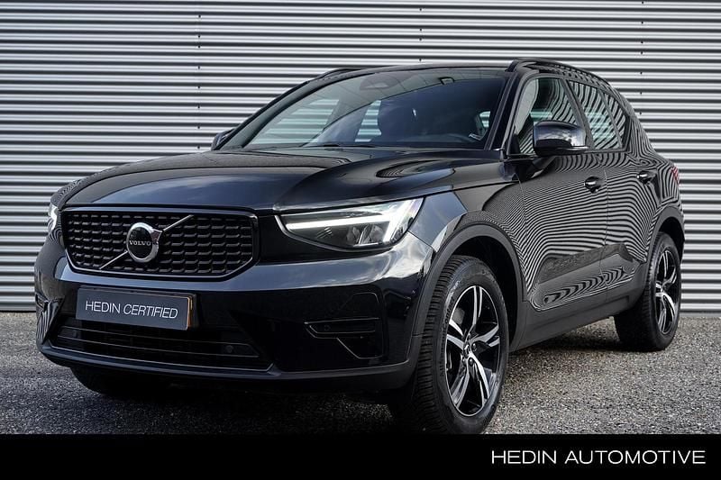 Zwart Gebruikt 2024 Volvo XC40 Plus SUV | € 44.995 (Iets duurder) - Afbeelding 1/4
