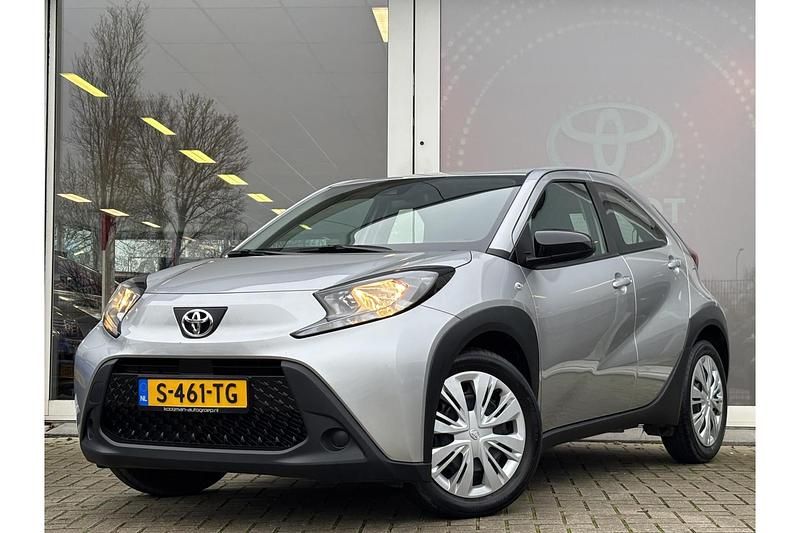 Grijs Gebruikt 2022 Toyota Aygo X Play SUV | € 16.749 (Goede deal) - Afbeelding 1/1