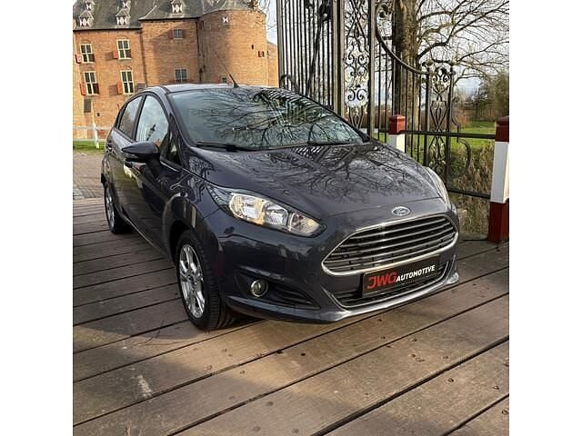 Grijs (metallic) Occasion 2015 Ford Fiesta Titanium Hatchback | € 6.790 (Goede deal) - Afbeelding 1/4