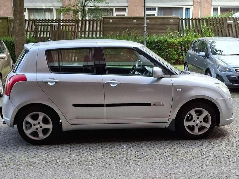 Occasion Suzuki Swift 92 PK (67 kW) 2006 Zilver Sedan