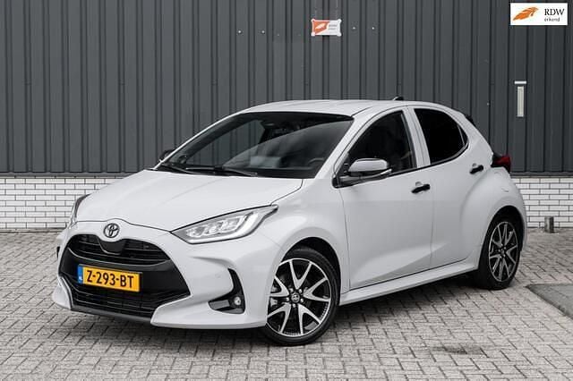 Zwart Gebruikt 2022 Toyota Yaris Executive Hatchback | € 22.950 (Goede deal) - Afbeelding 1/4