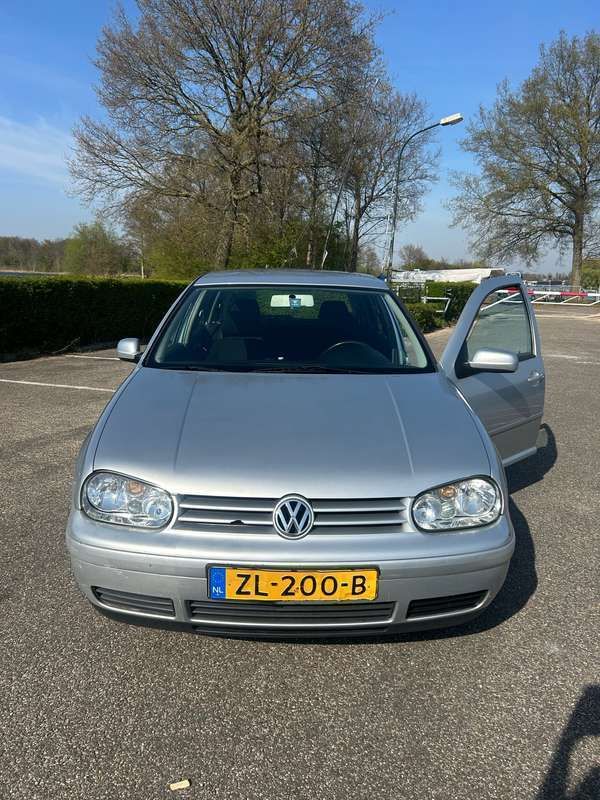 Grijs Gebruikt 2001 VW Golf IV Highline Hatchback | € 1.500 (Eerlijke prijs) - Afbeelding 1/4