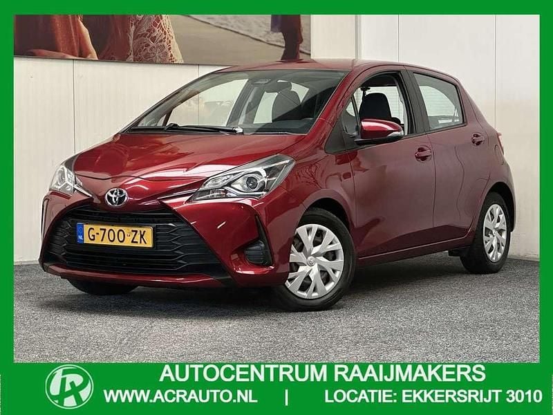 Rood (metallic) Gebruikt 2019 Toyota Yaris Active Hatchback | € 14.740 (Eerlijke prijs) - Afbeelding 1/4