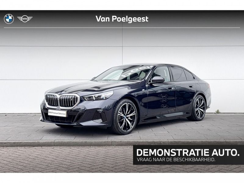 M carbonschwarz metallic (zwart metallic) Gebruikt 2025 BMW i5 M Sport Sedan | € 69.900 - Afbeelding 1/4