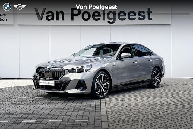 Oxidgrau metallic (grijs metallic) Gebruikt 2024 BMW 530e Comfort Edition Sedan | € 67.900 - Afbeelding 1/4