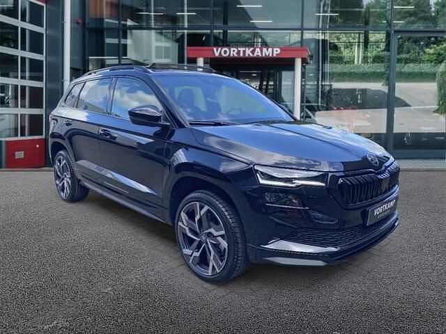 Nieuw Skoda Karoq SportLine 150 PK (110 kW) 2025 Zwart (metallic) SUV