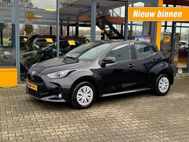 Zwart Gebruikt 2024 Toyota Yaris Active Hatchback | € 22.790 (Eerlijke prijs) - Afbeelding 1/4