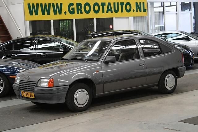 Grijs Gebruikt 1988 Opel Kadett S Hatchback | € 3.944 - Afbeelding 1/4