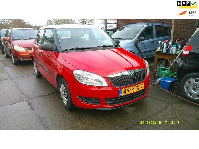 Rood Occasion 2011 Skoda Fabia Hatchback | € 2.450 (Goede deal) - Afbeelding 1/4