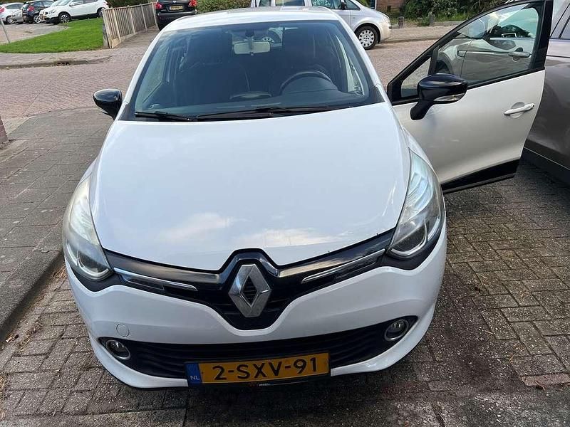 Wit Gebruikt 2014 Renault Clio IV Expression Hatchback | € 5.945 (Eerlijke prijs) - Afbeelding 1/4