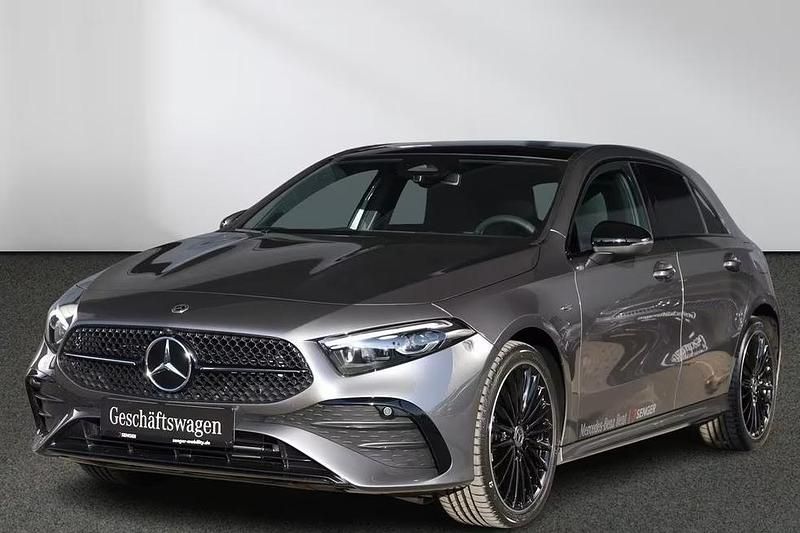 Grijs Gebruikt 2025 Mercedes A250 AMG Hatchback | € 46.800 - Afbeelding 1/4