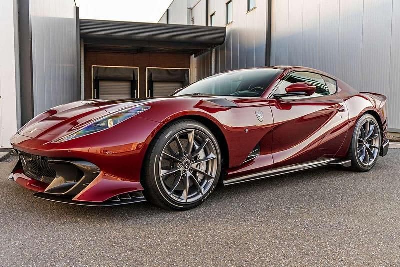Rood, metallic lak Gebruikt 2022 Ferrari 812 Coupé | € 1.633.950 - Afbeelding 1/4
