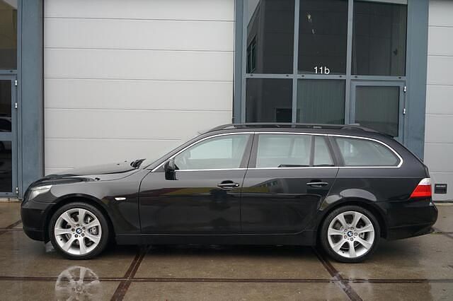 Zwart Gebruikt 2006 BMW 530 Advantage Stationwagen | € 9.750 (Duur) - Afbeelding 1/4