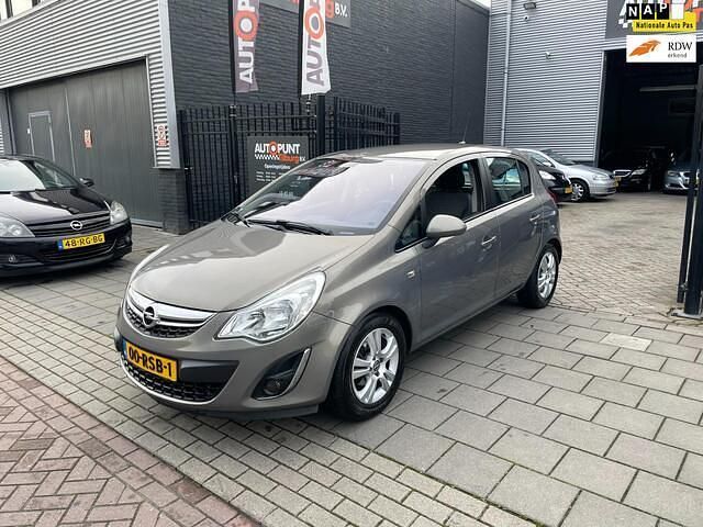 Bruin Occasion 2011 Opel Corsa Cosmo Hatchback | € 2.999 (Eerlijke prijs) - Afbeelding 1/4