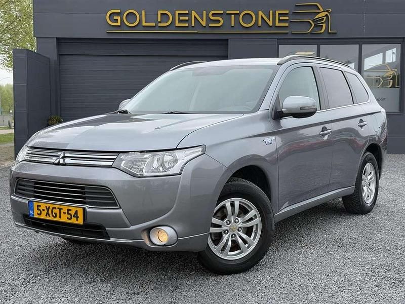 Grijs Gebruikt 2014 Mitsubishi Outlander P-HEV Edition SUV | € 12.743 (Goede deal) - Afbeelding 1/4