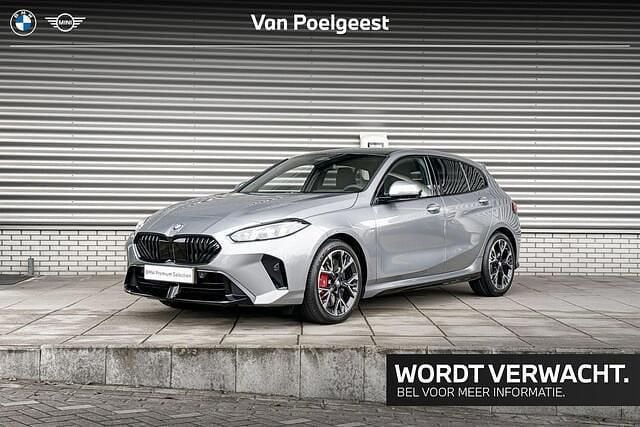 Skyscraper grey metallic (grijs metallic) Gebruikt 2024 BMW 120 M Sport Hatchback | € 40.900 (Super prijs) - Afbeelding 1/4