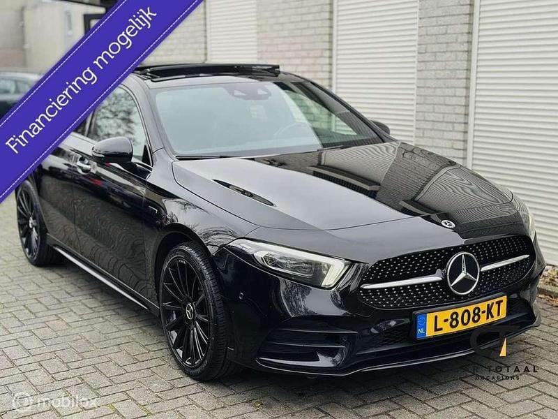 Zwart Gebruikt 2021 Mercedes A250 AMG Hatchback | € 24.900 (Eerlijke prijs) - Afbeelding 1/4