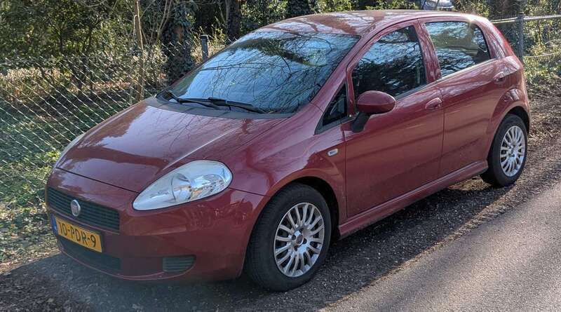 Rood Gebruikt 2011 Fiat Punto Hatchback | € 1.800 (Goede deal) - Afbeelding 1/4