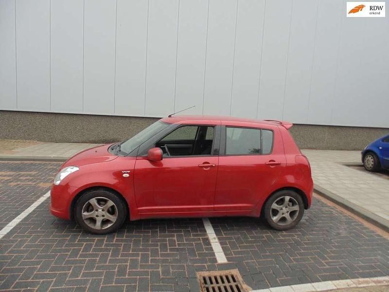 Rood (metallic) Occasion 2005 Suzuki Swift Exclusive Hatchback | € 1.499 (Eerlijke prijs) - Afbeelding 1/4