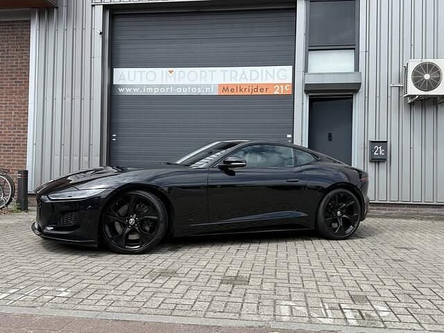 Zwart Occasion 2025 Jaguar F-Type Coupé | € 118.995 (Eerlijke prijs) - Afbeelding 1/4