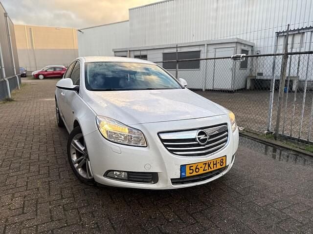 Wit Gebruikt 2012 Opel Insignia Sport Sedan | € 2.999 (Goede deal) - Afbeelding 1/4