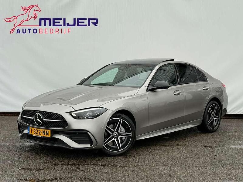 Grijs (metallic) Occasion 2023 Mercedes C300e AMG line Sedan | € 47.980 (Eerlijke prijs) - Afbeelding 1/4
