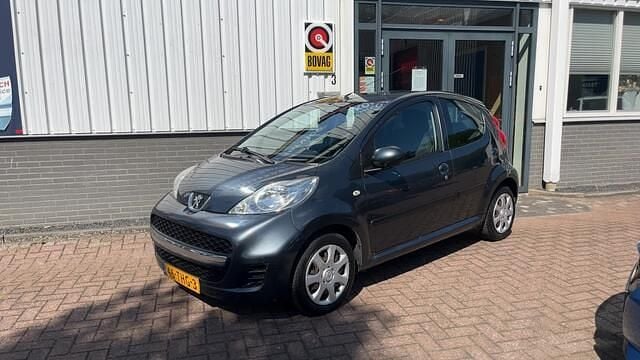 Grijs Gebruikt 2012 Peugeot 107 Sportium Hatchback | € 3.250 (Goede deal) - Afbeelding 1/4