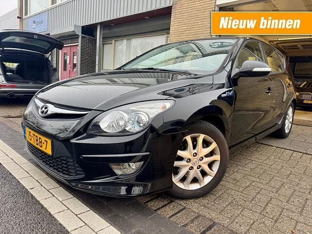 Zwart (metallic) Occasion 2012 Hyundai i30 Hatchback | € 3.995 (Goede deal) - Afbeelding 1/4