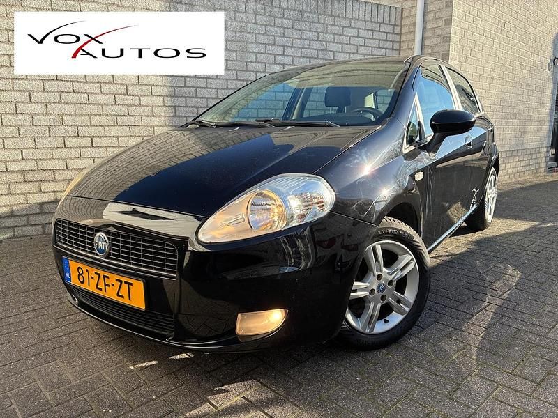 Zwart (metallic) Occasion 2008 Fiat Grande Punto Dynamic Hatchback | € 3.395 (Iets duurder) - Afbeelding 1/4