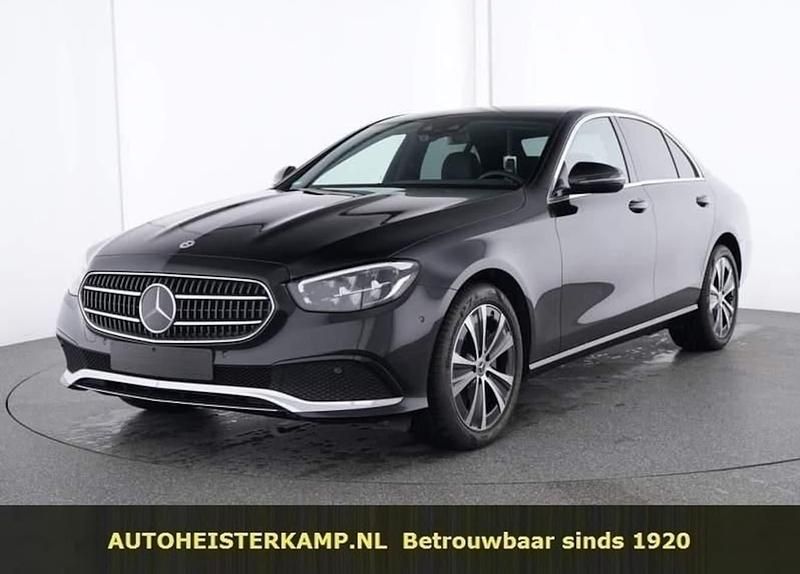 Zwart (metallic) Gebruikt 2023 Mercedes E300 Avantgarde Sedan | € 53.950 (Eerlijke prijs) - Afbeelding 1/4