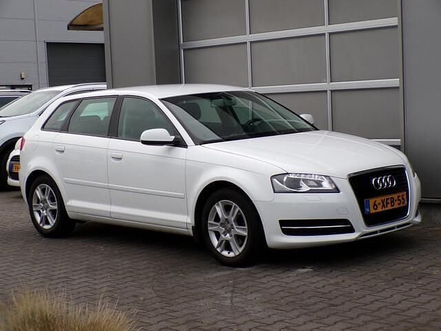 Wit Gebruikt 2012 Audi A3 Sportback Ambiente Hatchback | € 5.950 (Goede deal) - Afbeelding 1/4