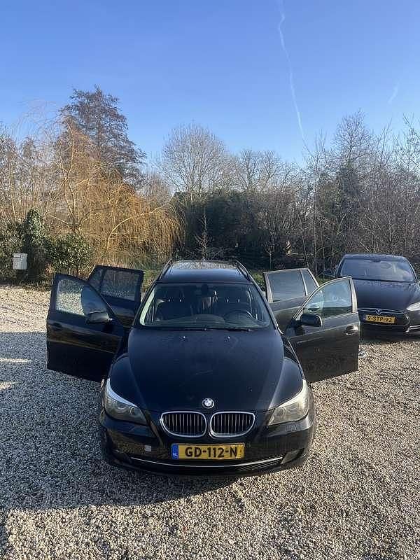 Zwart Occasion 2007 BMW 530 Stationwagen | € 4.495 (Goede deal) - Afbeelding 1/4