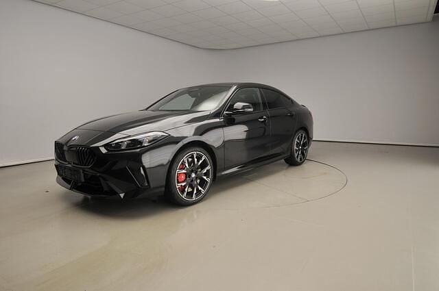 Zwart (metallic) Nieuw 2025 BMW 220 M Sport Coupé | € 57.960 (Iets duurder) - Afbeelding 1/4