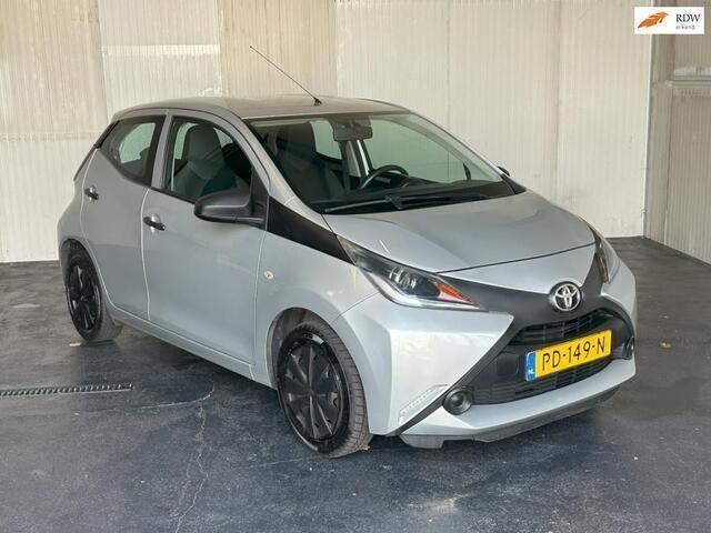 Grijs Gebruikt 2017 Toyota Aygo Hatchback | € 6.499 (Eerlijke prijs) - Afbeelding 1/4