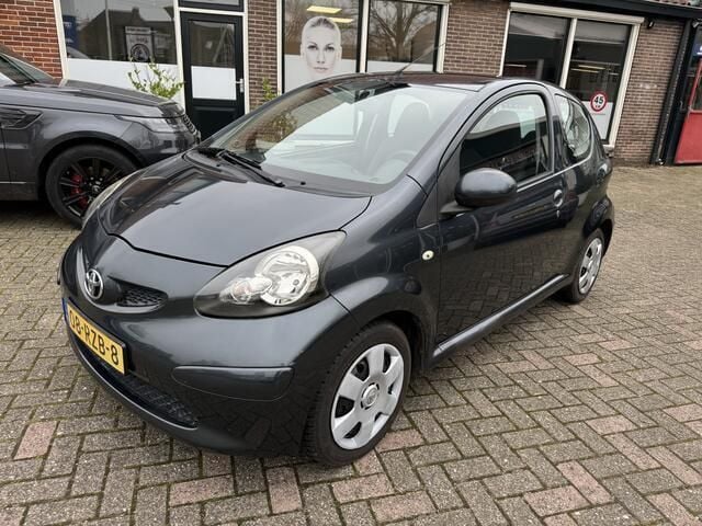 Grijs Gebruikt 2006 Toyota Aygo Hatchback | € 4.250 (Eerlijke prijs) - Afbeelding 1/4
