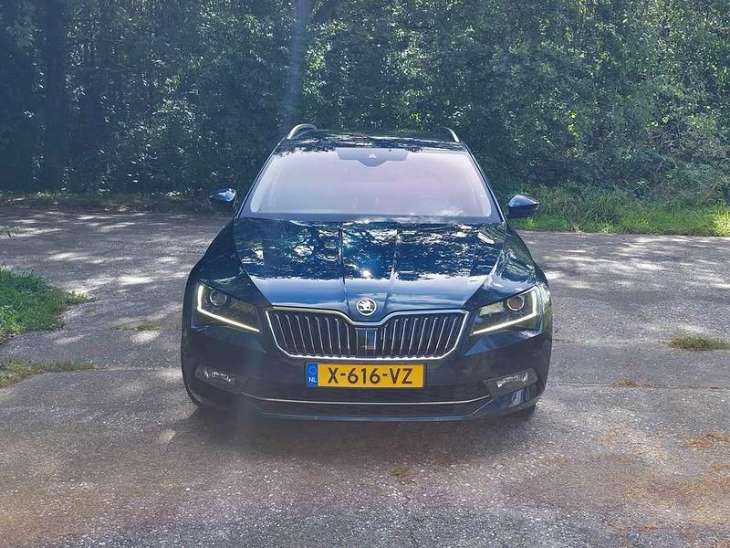 Blauw Occasion 2017 Skoda Superb Stationwagen | € 14.499 (Eerlijke prijs) - Afbeelding 1/4