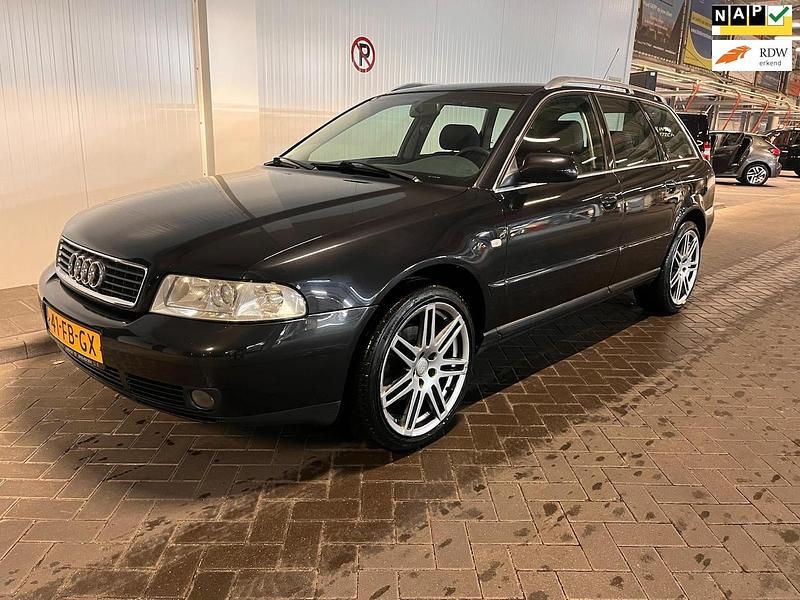 Zwart (metallic) Gebruikt 2000 Audi A4 Stationwagen | € 900 (Goede deal) - Afbeelding 1/4