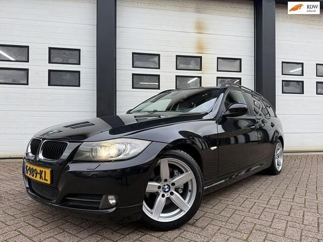 Zwart Gebruikt 2009 BMW 320 Comfort Edition Stationwagen | € 7.450 (Eerlijke prijs) - Afbeelding 1/4