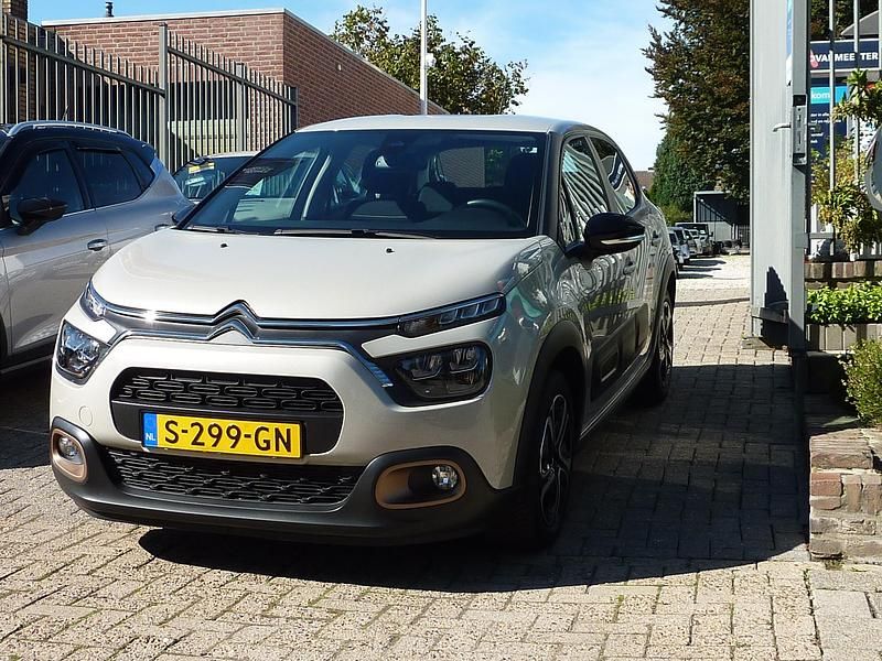 Grijs Gebruikt 2023 Citroën C3 PureTech Hatchback | € 15.500 - Afbeelding 1/4