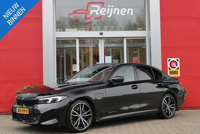 Zwart Occasion 2023 BMW 330 M Sport Sedan | € 43.395 (Eerlijke prijs) - Afbeelding 1/4