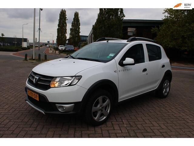 Wit Gebruikt 2015 Dacia Sandero Lauréate Hatchback | € 5.500 (Eerlijke prijs) - Afbeelding 1/4