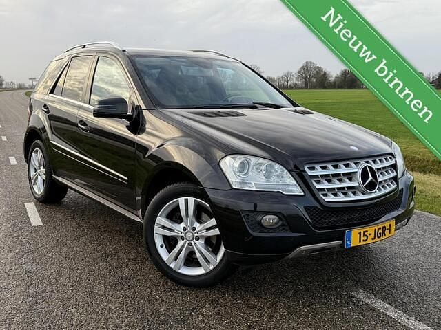 Zwart (metallic) Gebruikt 2009 Mercedes ML320 Prestige SUV | € 7.940 (Eerlijke prijs) - Afbeelding 1/4
