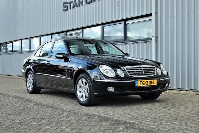 Zwart, metallic lak Gebruikt 2002 Mercedes E320 Elegance Sedan | € 8.450 - Afbeelding 1/4