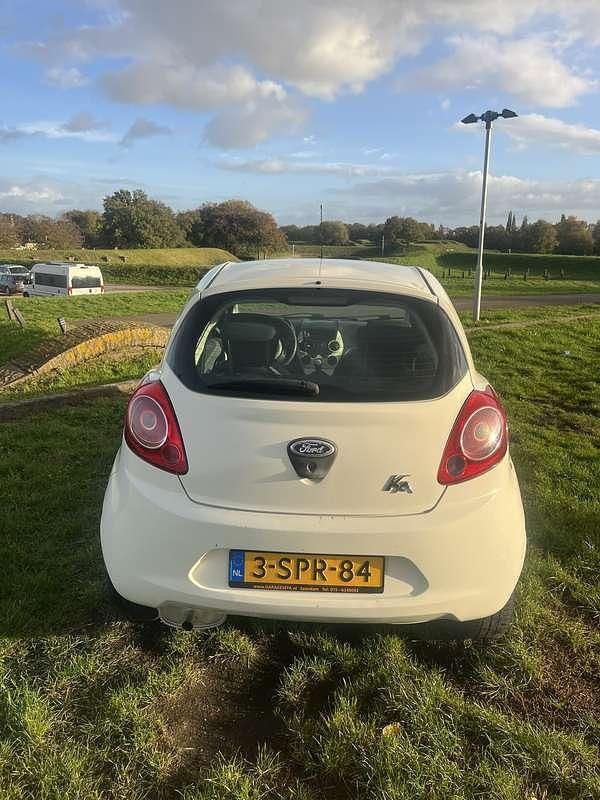 Wit Occasion 2009 Ford Ka Trend Hatchback | € 1.200 (Eerlijke prijs) - Afbeelding 1/4