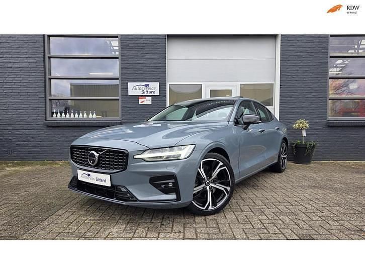 Grijs Gebruikt 2023 Volvo S60 Plus Sedan | € 38.950 (Duur) - Afbeelding 1/4