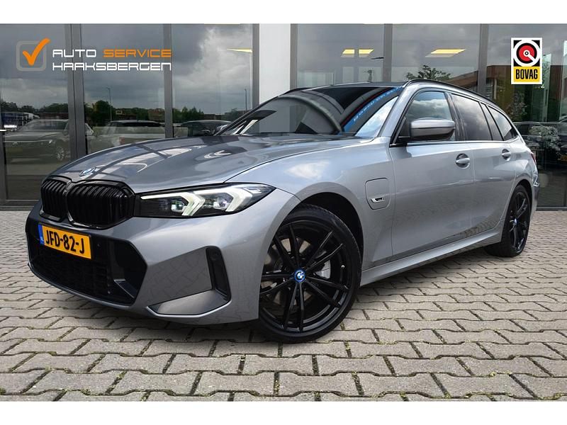 Grijs Occasion 2023 BMW 330 Stationwagen | € 42.900 (Iets duurder) - Afbeelding 1/4