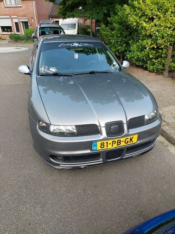 Grijs Gebruikt 2004 Seat Leon Hatchback | € 3.500 (Eerlijke prijs) - Afbeelding 1/4